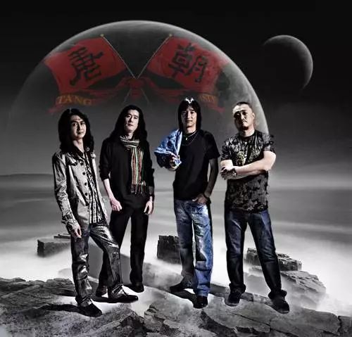 欧洲巨星齐聚一堂,赛场上的较量惊心动魄! 欧洲巨星齐聚一堂,赛场上的较量惊心动魄!