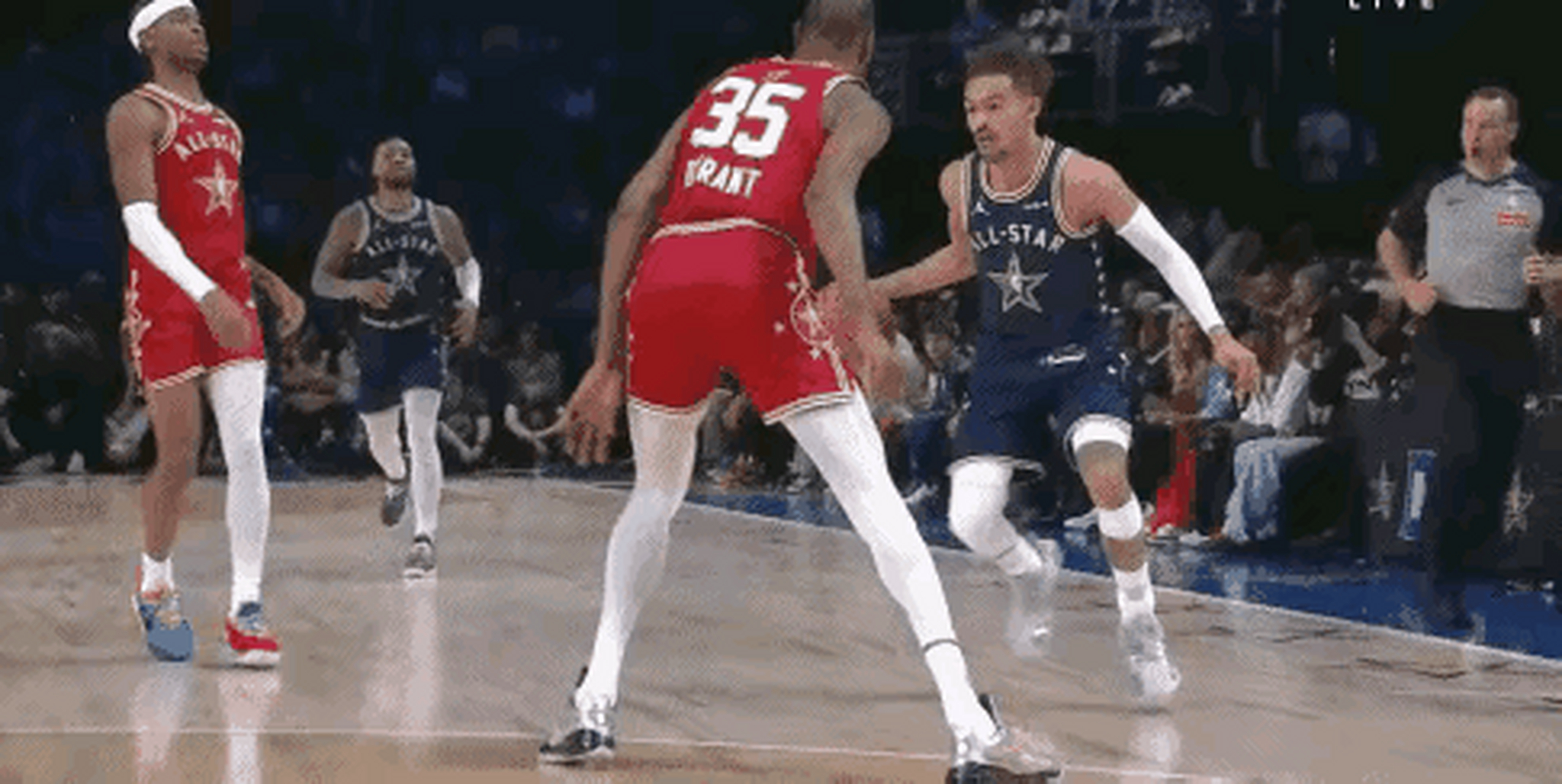 比赛中的激烈对抗令人目不暇接 比赛中的激烈对抗令人目不暇接