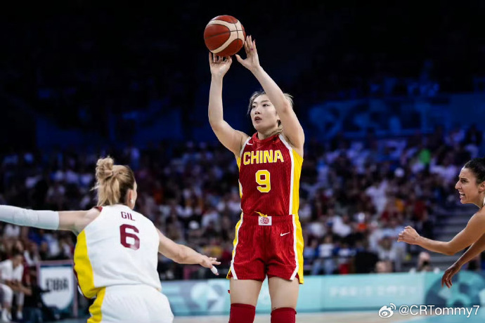 爱体育-绝地反击：女足队员凭借实力摘取鲜花，赢得赞誉