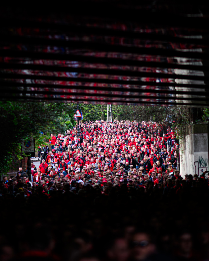 赛场上球员拼尽全力,现场观众热情不减 赛场上球员拼尽全力,现场观众热情不减