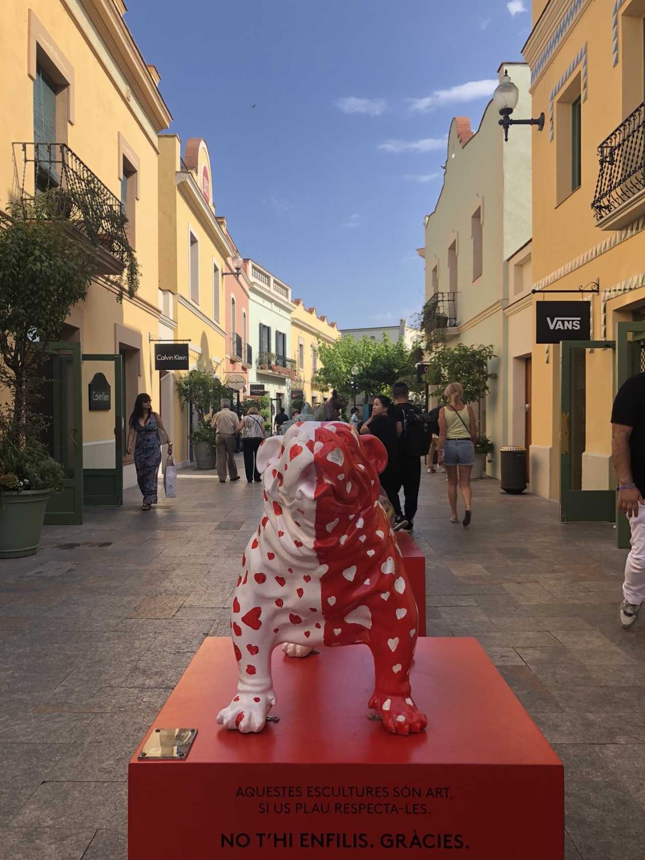 巴塞罗那球员图文奇斯赛后向对手致敬 巴塞罗那球员图文奇斯赛后向对手致敬