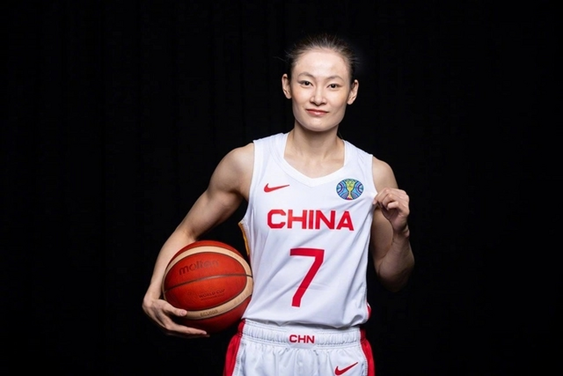 爱体育官方网站-欧洲篮球球员拍摄慈善广告，呼吁支持公益事业