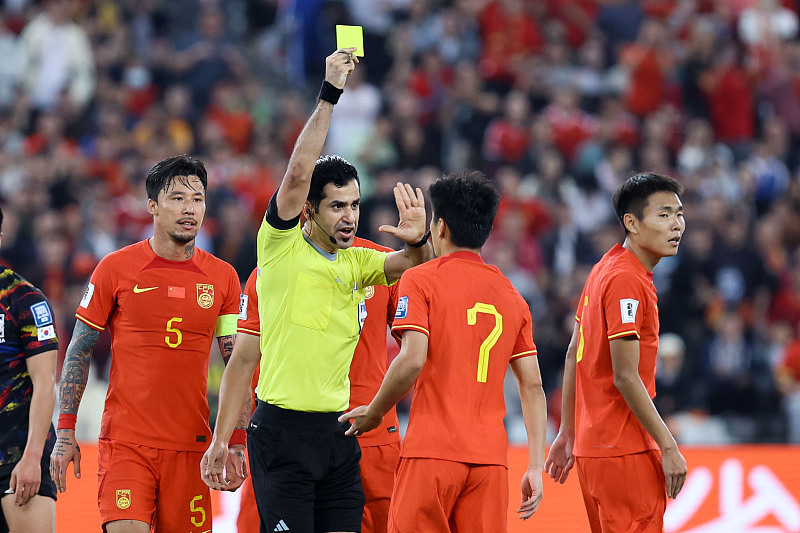 裁判严格执法,保证比赛公平公正 裁判严格执法,保证比赛公平公正