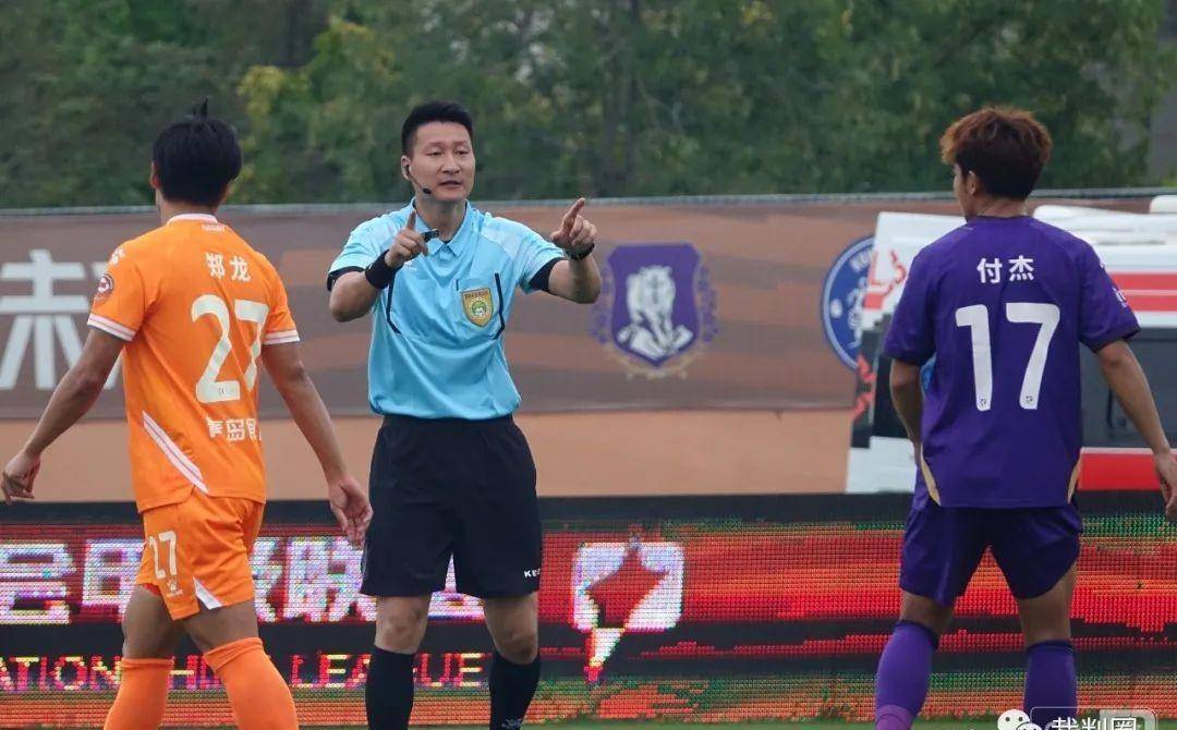 裁判严格执法,保证比赛公平公正 裁判严格执法,保证比赛公平公正