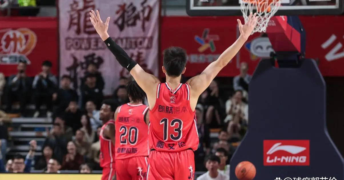 江苏战金华:四川与广州男篮展开激烈对抗 江苏战金华:四川与广州男篮展开激烈对抗