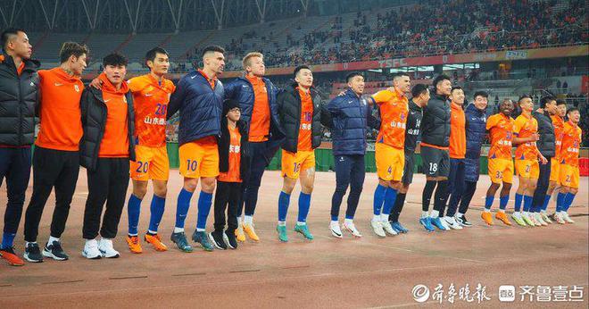 球星绝杀助球队赢得胜利,球迷欢呼不已 球星绝杀助球队赢得胜利,球迷欢呼不已