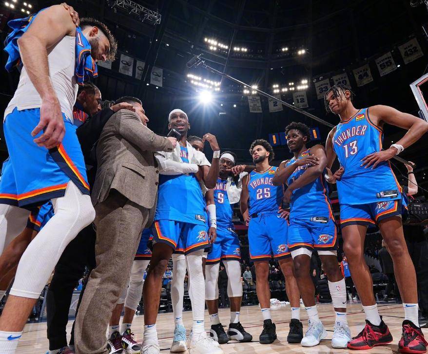 球星绝杀助球队赢得胜利,球迷欢呼不已 球星绝杀助球队赢得胜利,球迷欢呼不已