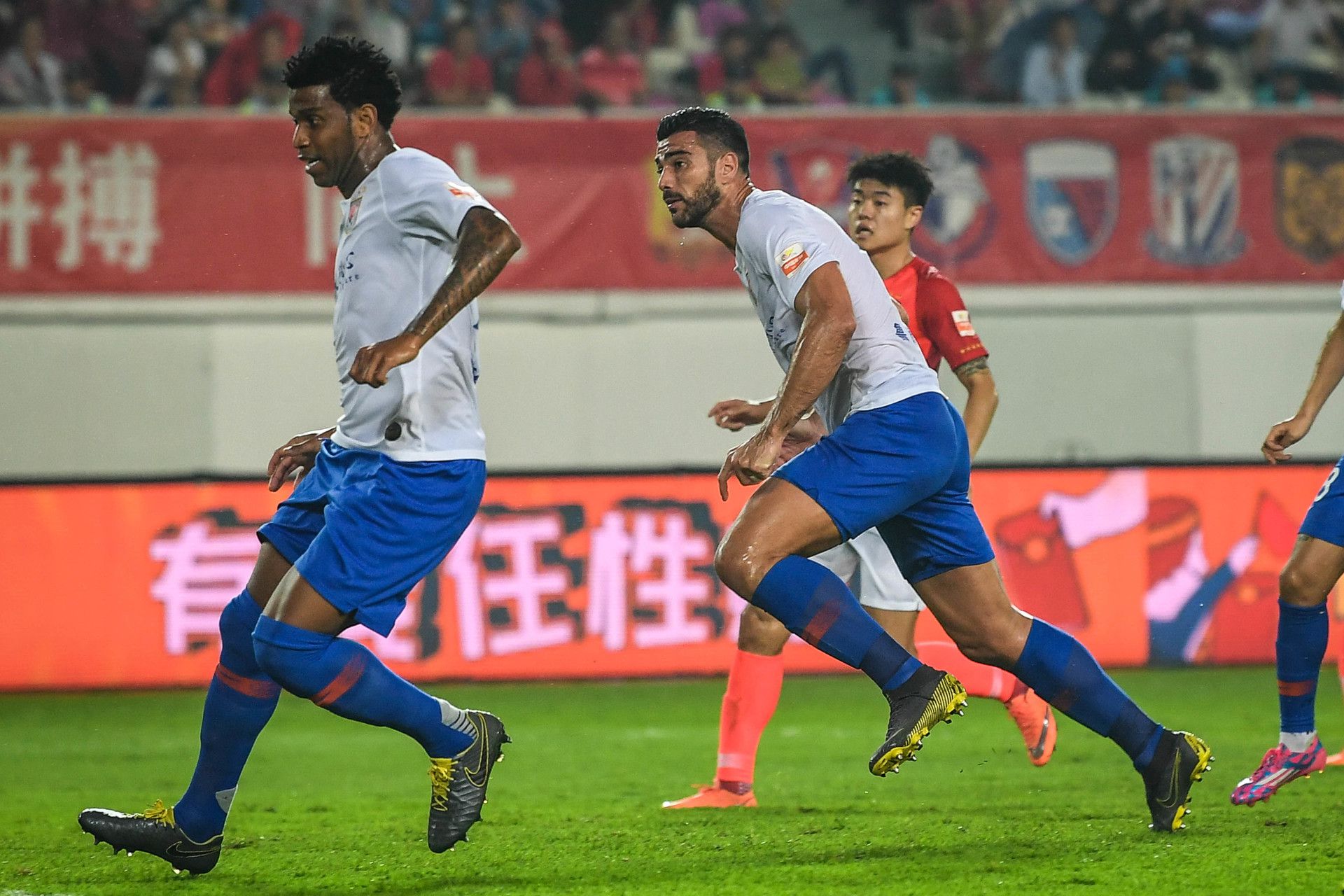 恒大主场压胜鲁能,继续保持领先地位 恒大主场压胜鲁能,继续保持领先地位