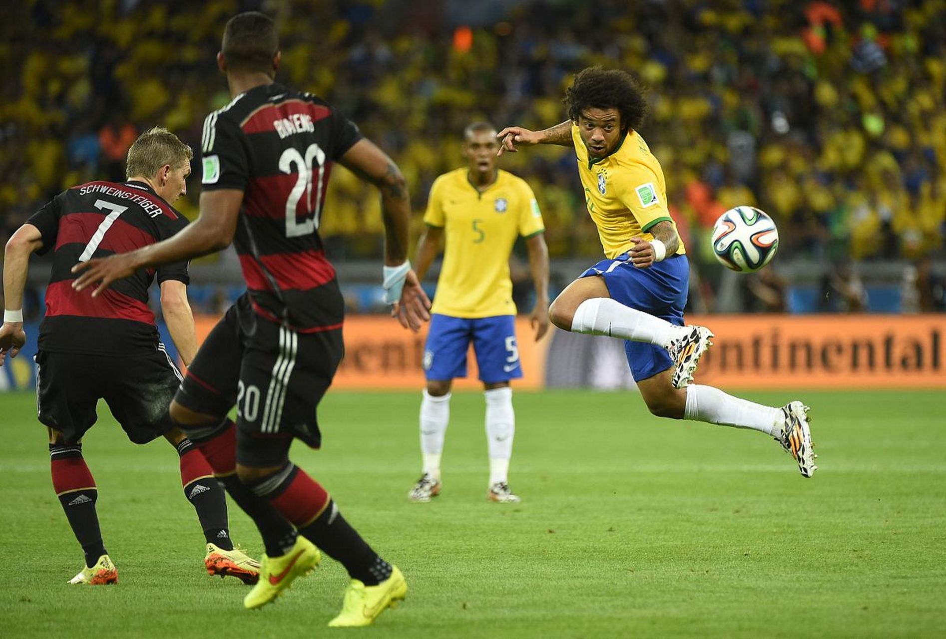 战火点燃！欧洲赛事掀起热潮，球队争夺领先