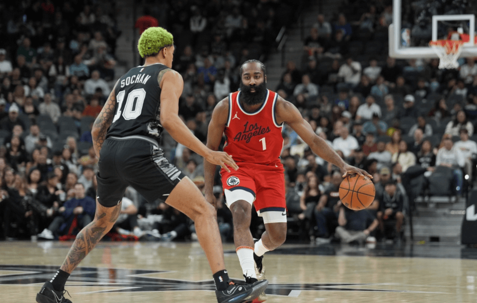 快船主场告捷,领先马刺一场 快船主场告捷,领先马刺一场