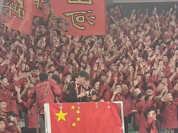 热门对阵瞬间,球迷热情支持燃起 热门对阵瞬间,球迷热情支持燃起