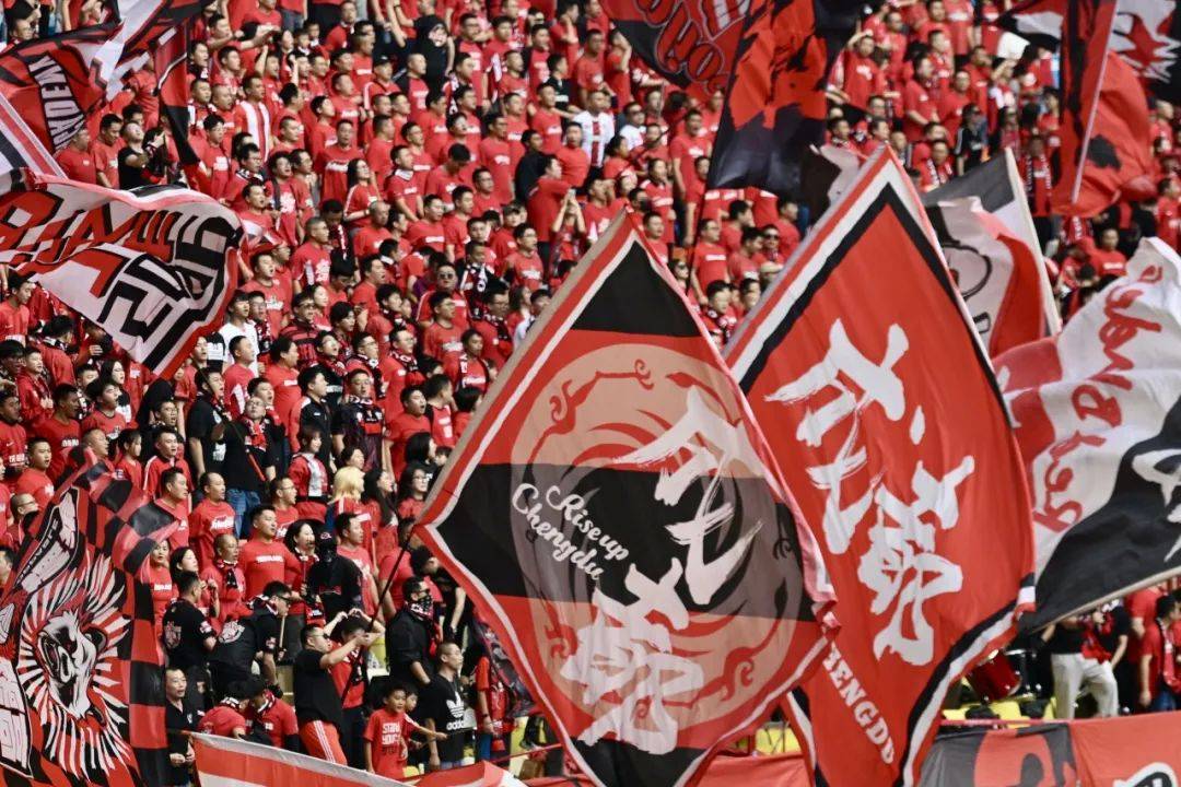 热门对阵瞬间,球迷热情支持燃起 热门对阵瞬间,球迷热情支持燃起