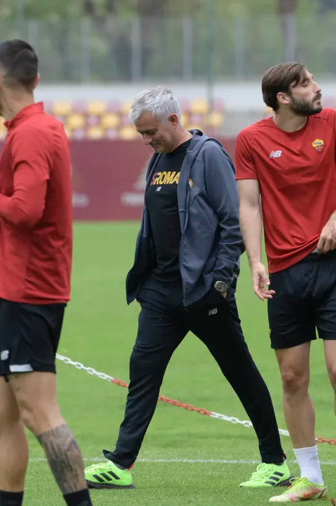 罗马球员集体训练,备战艰难的下一场 罗马球员集体训练,备战艰难的下一场