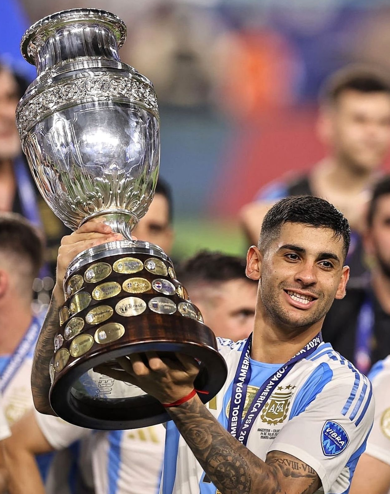 荷兰队惊险晋级,梅罗表现出色 荷兰队惊险晋级,梅罗表现出色