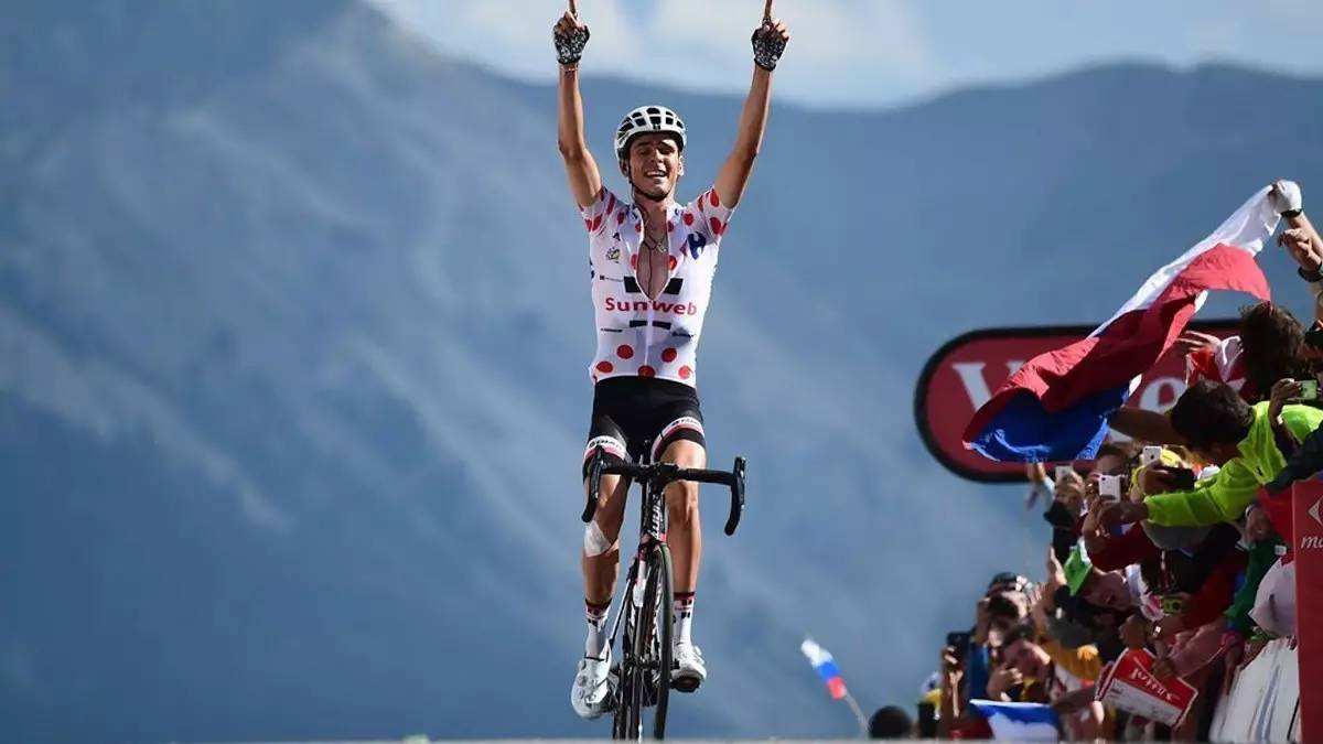 罗马球员稳守后防,挑落对手,领先球船 罗马球员稳守后防,挑落对手,领先球船