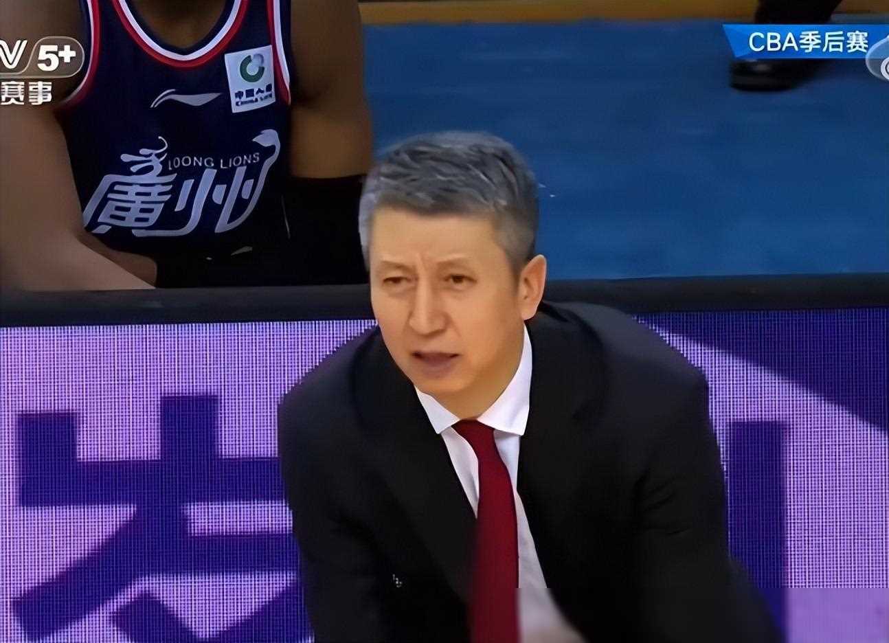 战术调整巧妙,带领球队逆袭 战术调整巧妙,带领球队逆袭