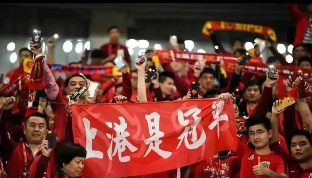 罗马球迷集体抗议裁判判罚,引起争议 罗马球迷集体抗议裁判判罚,引起争议