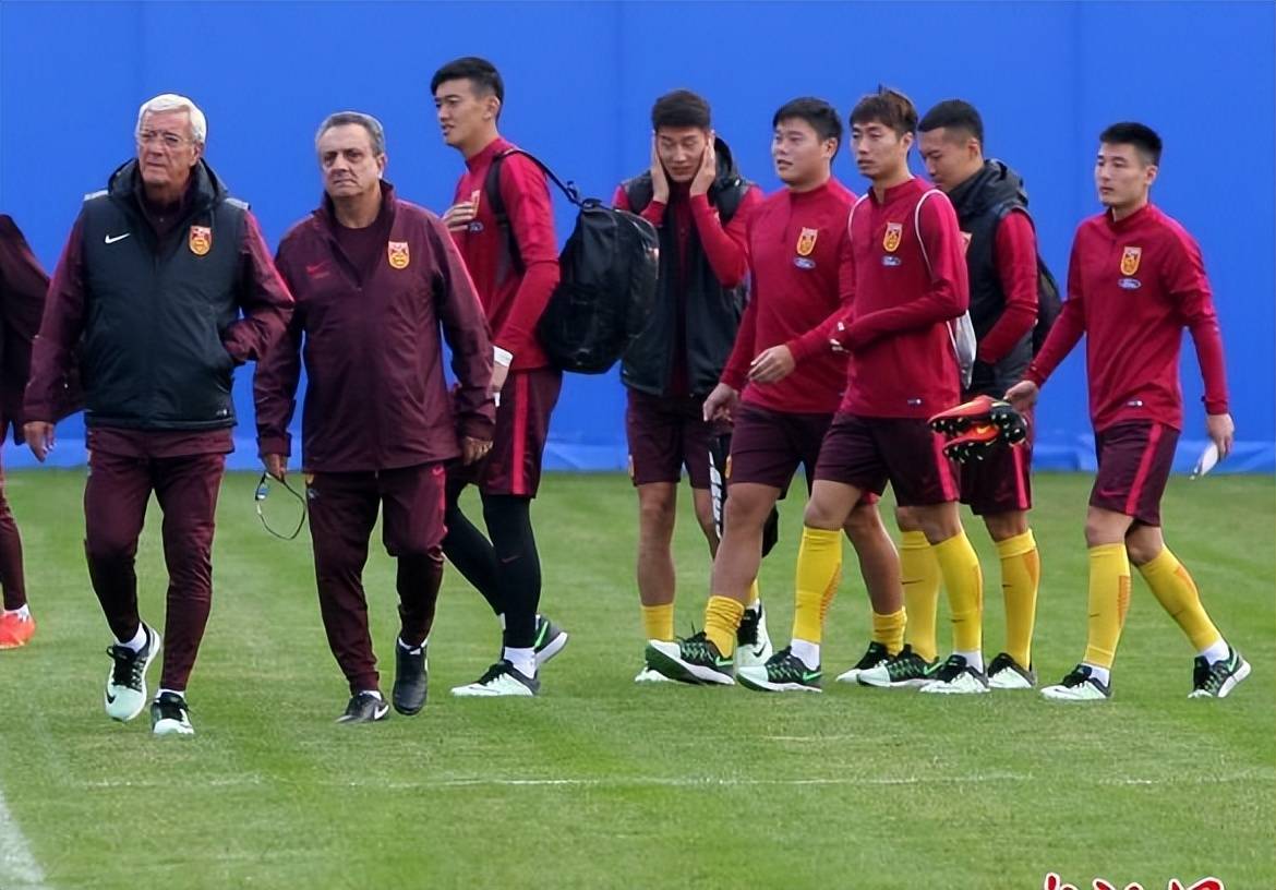 主教练训话球员备战,备受球员追捧 主教练训话球员备战,备受球员追捧