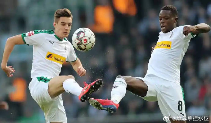 斯图加特后卫连续3场比赛出现错误,成为批评焦点 斯图加特后卫连续3场比赛出现错误,成为批评焦点