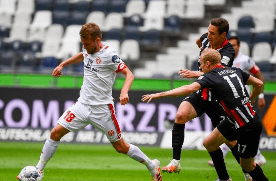 斯图加特后卫连续3场比赛出现错误,成为批评焦点 斯图加特后卫连续3场比赛出现错误,成为批评焦点