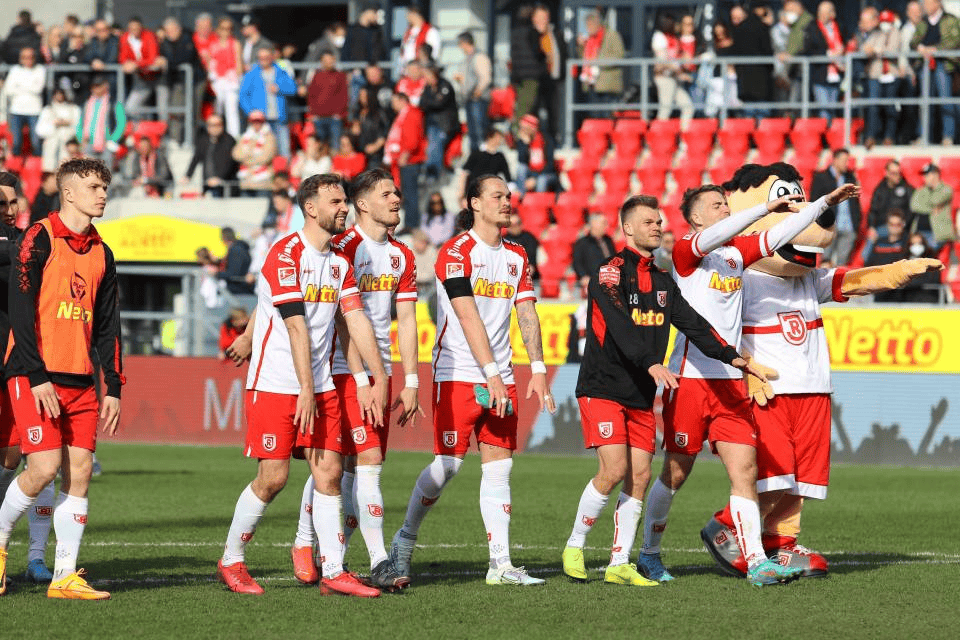 雷根斯堡大比分获胜,联赛积分崛起 雷根斯堡大比分获胜,联赛积分崛起