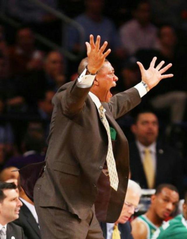 球队备战国际对决,主教练调整战术 球队备战国际对决,主教练调整战术