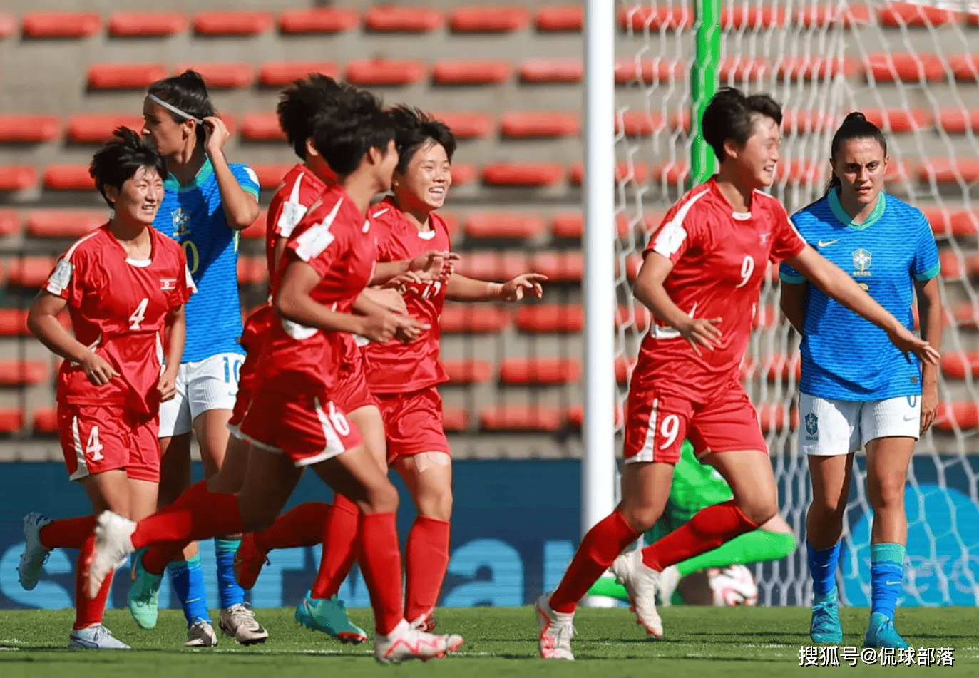 女足赛事中的惊险一幕让球迷直呼过瘾 女足赛事中的惊险一幕让球迷直呼过瘾