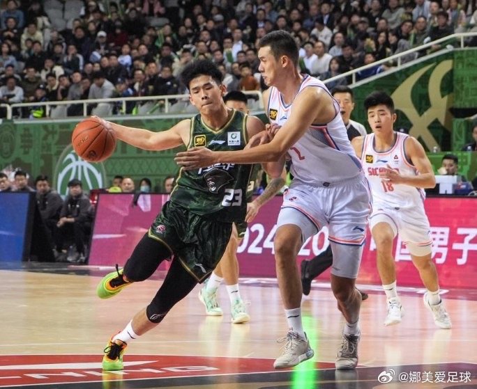 激情四射:江苏队与四川队互不相让展开争夺 激情四射:江苏队与四川队互不相让展开争夺