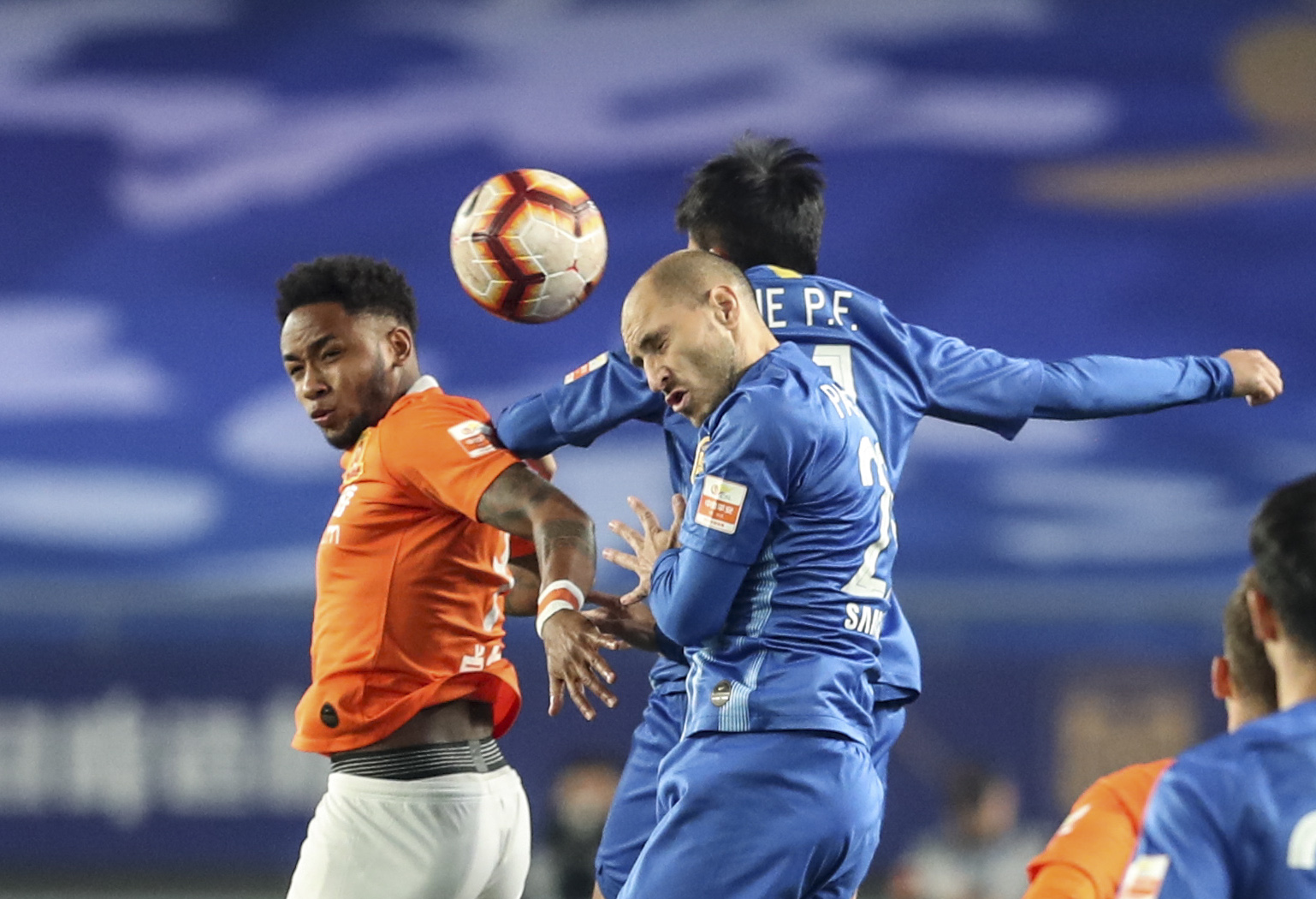 激情四射:江苏队与四川队互不相让展开争夺 激情四射:江苏队与四川队互不相让展开争夺