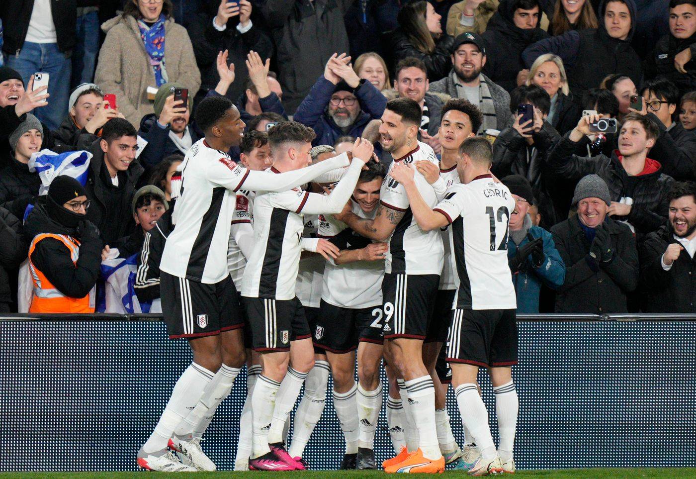 富勒姆队连战丢球,战绩不如人意 富勒姆队连战丢球,战绩不如人意