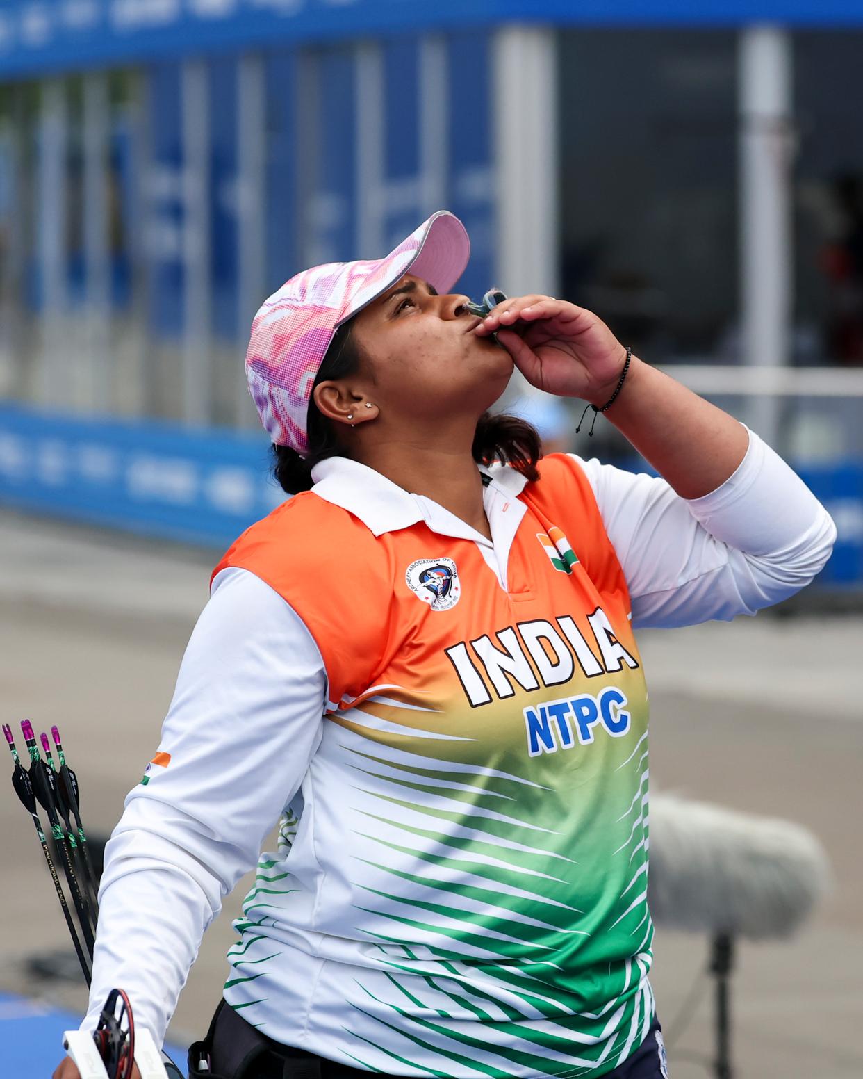 拉脱维亚女子射箭选手弹无虚发 拉脱维亚女子射箭选手弹无虚发