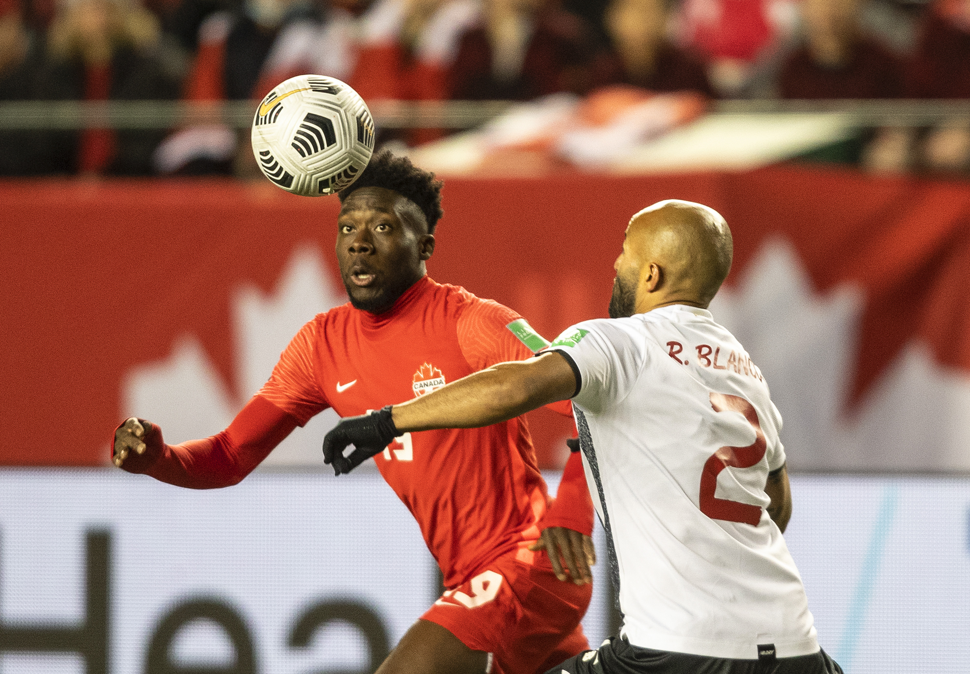 爱体育官网-加拿大女子足球队员展现实力，勇往直前