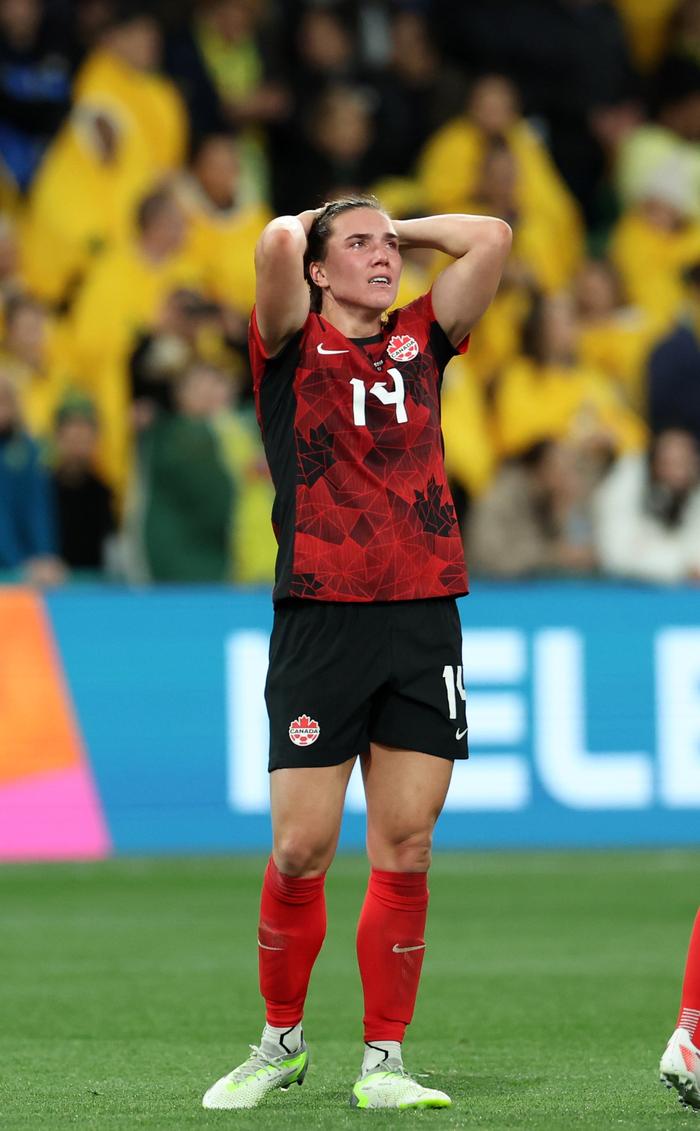 加拿大女子足球队员展现实力，勇往直前