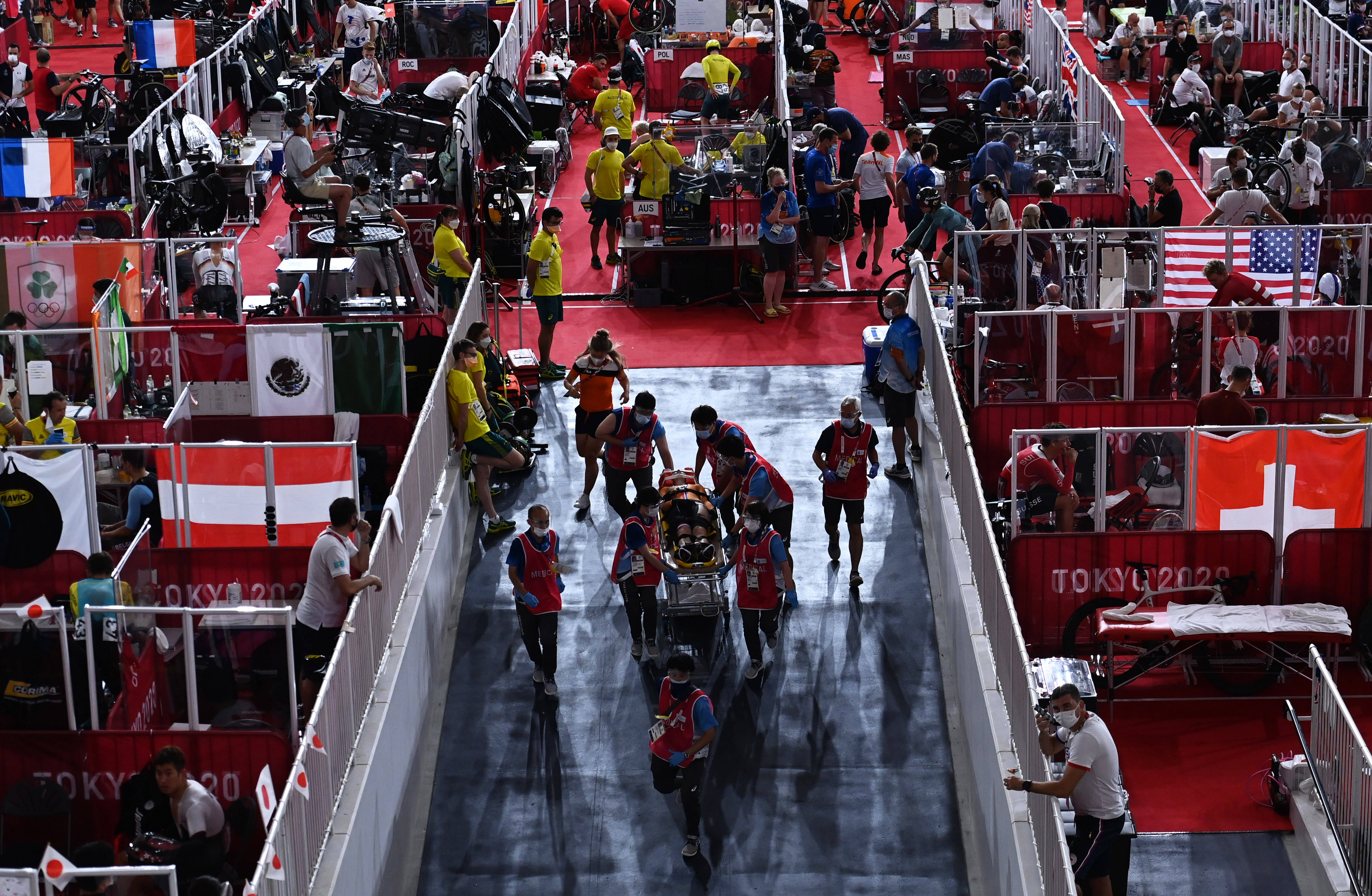 爱体育-荷兰女子自行车选手风格独特，夺冠在握