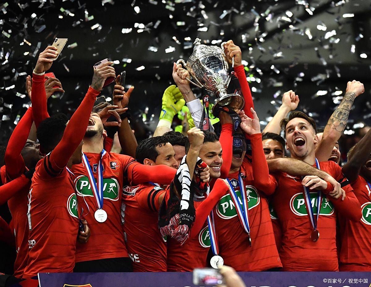 欧冠预选赛火热进行,球迷热情加油呐喊 欧冠预选赛火热进行,球迷热情加油呐喊