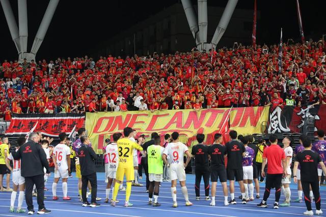 欧冠预选赛火热进行,球迷热情加油呐喊 欧冠预选赛火热进行,球迷热情加油呐喊