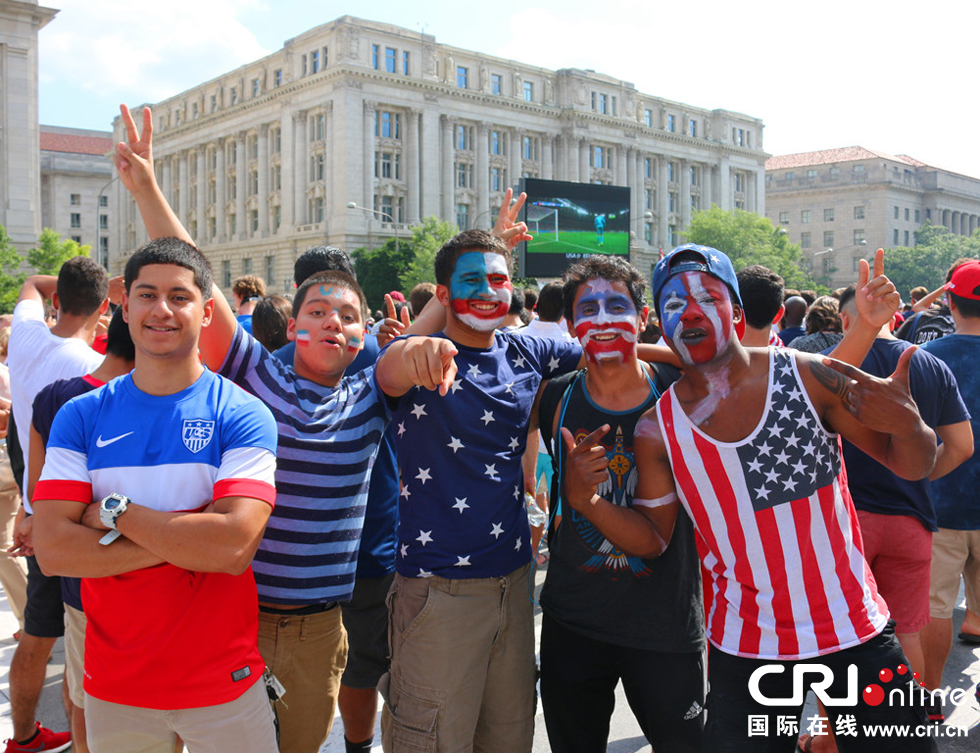 美国华盛顿球迷赴意大利支持球队,场面壮观 美国华盛顿球迷赴意大利支持球队,场面壮观