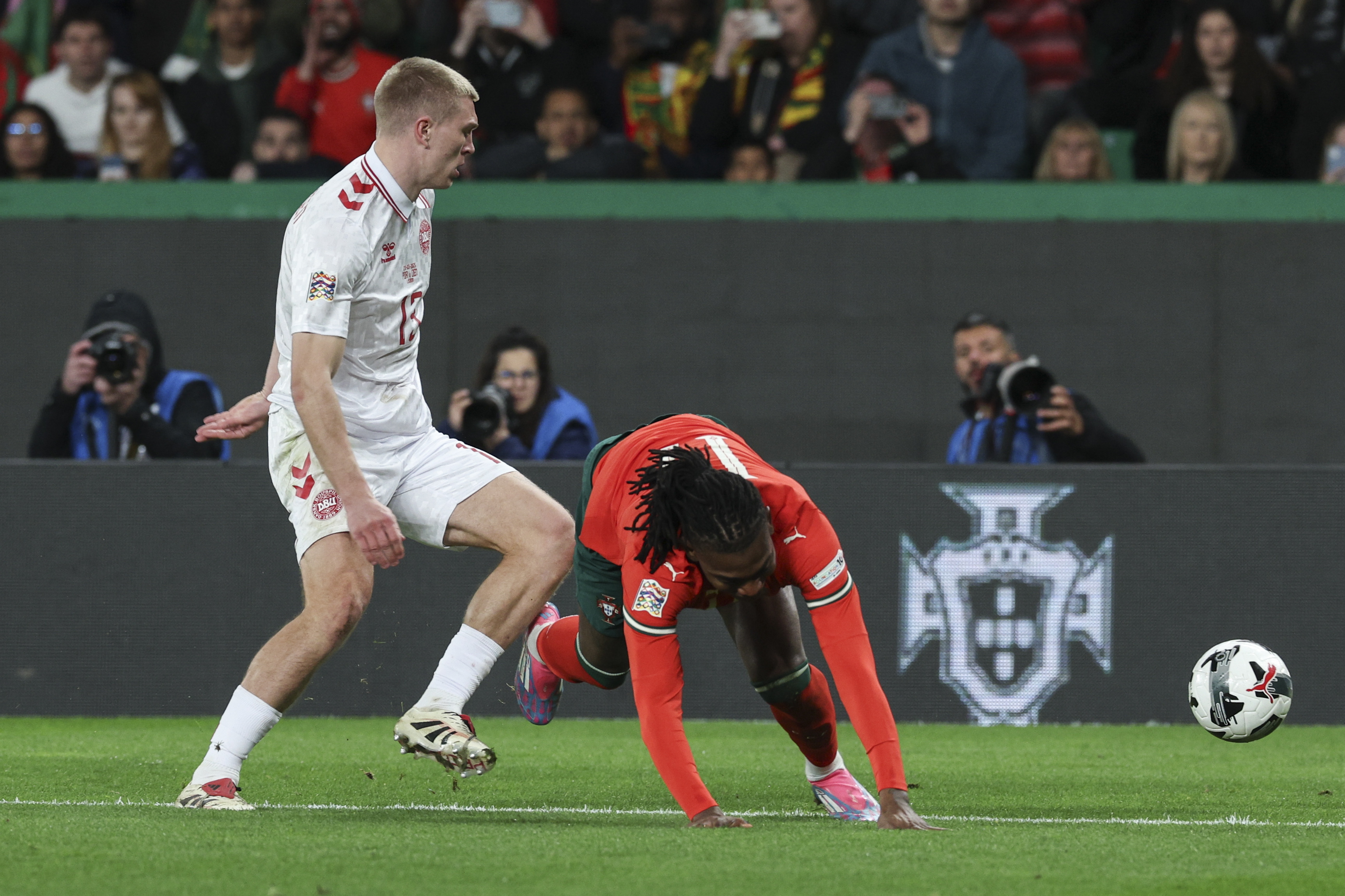 爱体育-欧国联比赛：球场厮杀激烈，胜利唾手可得