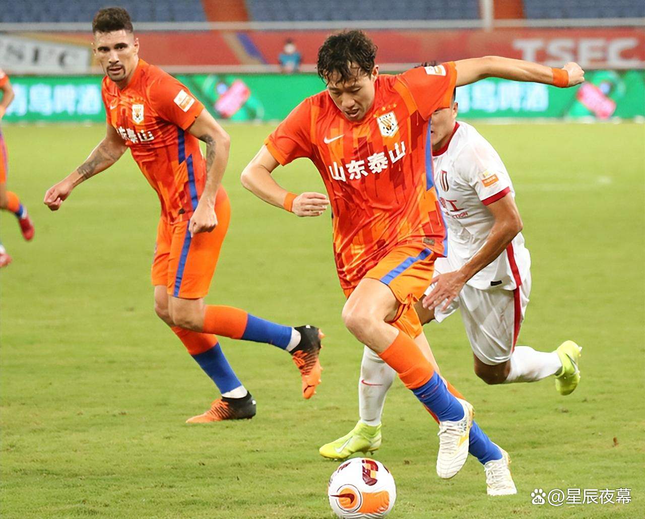 爱体育官方网站-队员技术出众，助球队击败对手