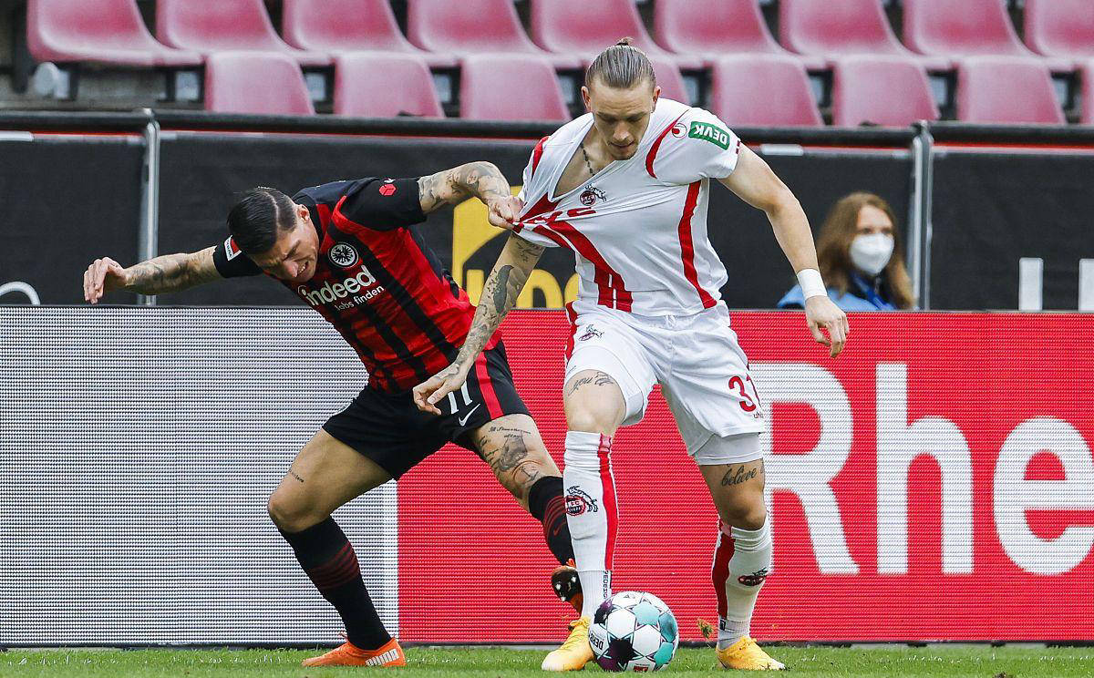 阿贾克斯保持连胜,继续领先 阿贾克斯保持连胜,继续领先